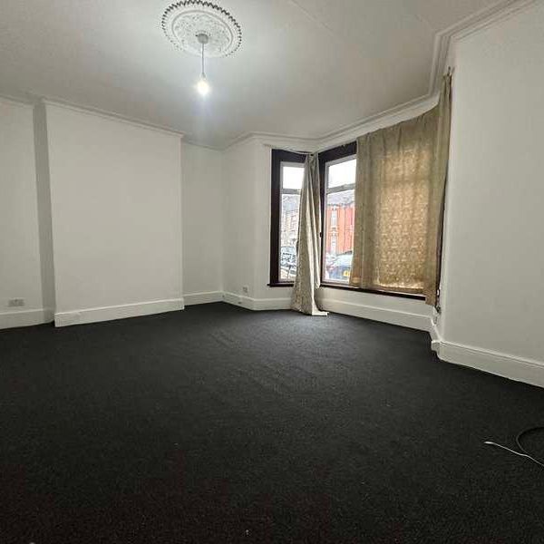 Leamington Gardens, Ilford, IG3 - Photo 1