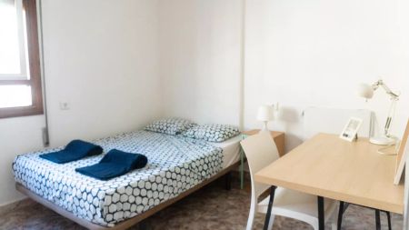 Rooms for rent in 7-bedroom apartment in Valencia - Foto 2