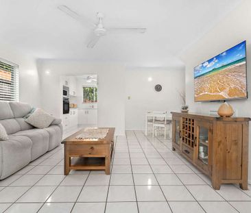 Immaculate Inner-City Townhouse: Your Private Oasis in Cairns North - Photo 4