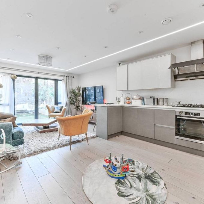 3 bedroom flat to rent - Photo 1