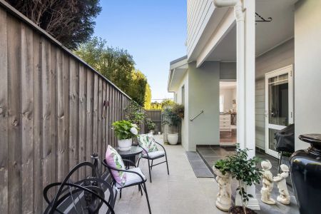 Elegant and Easy-Care Living in a Desirable Bowral Pocket - Photo 4