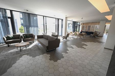 ONGEMEUBELD: SERVICEFLAT: Lichtrijk 1-slaapkamer appartement nabij de Konings & Lippenslaan in de Residentie Cypres. - Foto 4