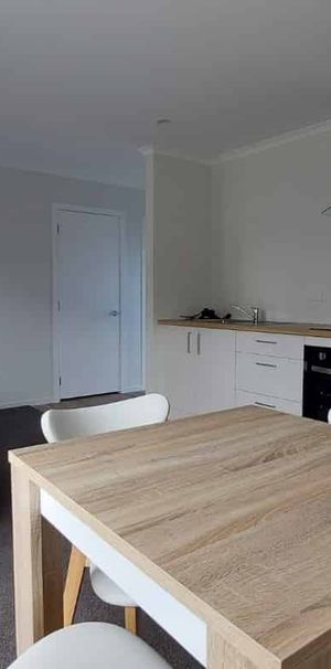 Upstairs Studio Room in Glenview - RENT REBATED FOR 4 WEEKS - Photo 1