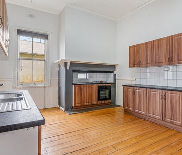 Central 3 Bedroom Home - Close to Everything! - Photo 6