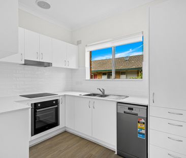 Tastefully Renovated Top Floor Apartment - Photo 3