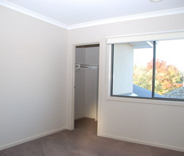 QUALITY MODERN TOWNHOUSE - POSITION PERFECT !! - Photo 5