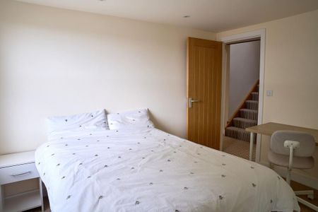 4 bedroom semi-detached house to rent - Photo 4