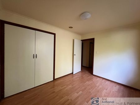 SPACIOUS THREE-BEDROOM UNIT IN PRIME LOCATION! - Photo 4