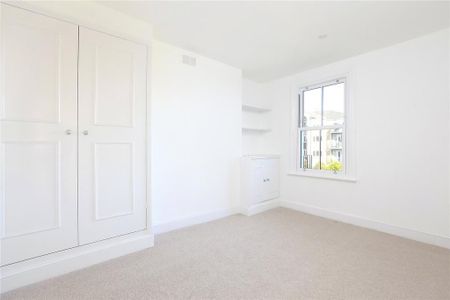 3 bedroom flat to rent - Photo 4