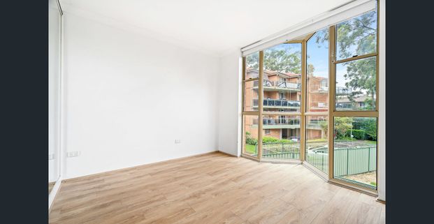 Ultra-spacious apartment in quiet private setting - Photo 1