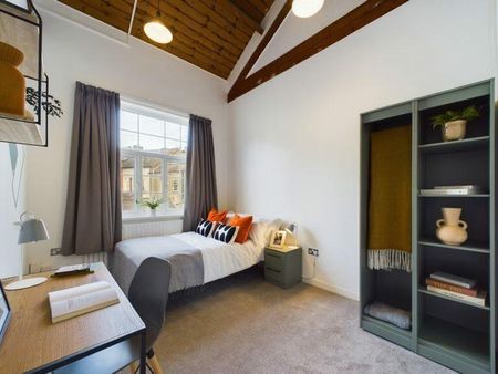 4 bedroom flat to rent - Photo 2