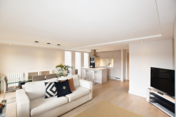 Stunning two bedroom ground floor apartment in the sought after Park Estate - Photo 2