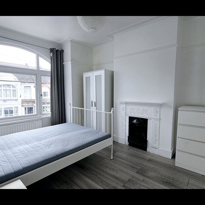 4 Bed Terraced House, Undine Street, SW17 - Photo 1