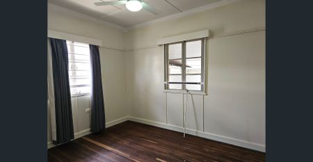 SPACIOUS 3 BEDROOM HOME WITH A 3 BAY SHED! - Photo 2