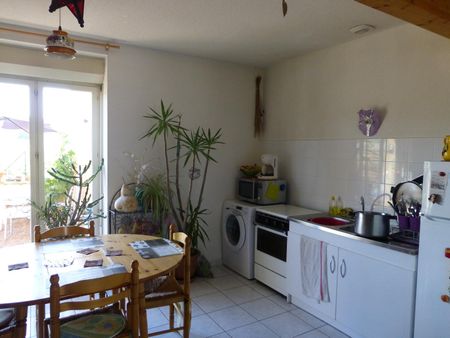 Location Appartement 5 pièces 91m² CHARLIEU 42190 - Photo 2