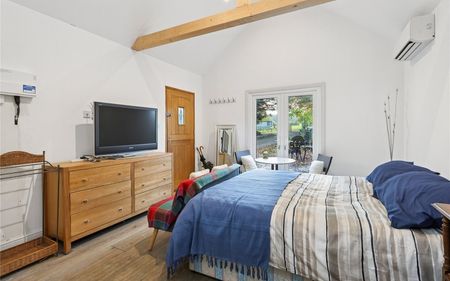 Effingham Common, Effingham, Leatherhead, Surrey, KT24 - Photo 4