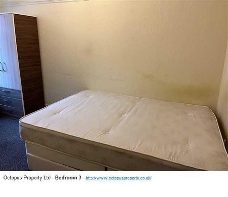 3 bedroom flat to rent - Photo 4