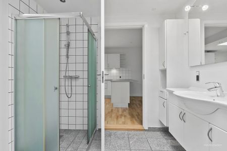 Stor lys lejlighed med åbent køkken, og egen stor altan - Foto 5