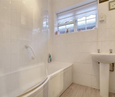 2 bedroom bungalow to rent - Photo 3