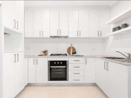 Renovated one bed unit in whisper quiet locale - Photo 2