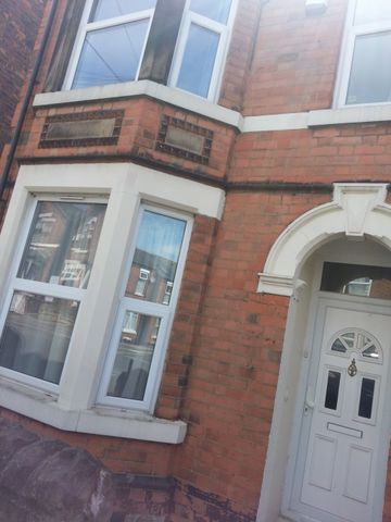 4 Bedroom Semi Detached To Rent in Lenton - Photo 2