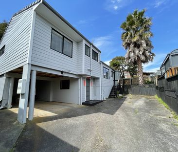 3 Bedrooms, Forrest Hill - Photo 1