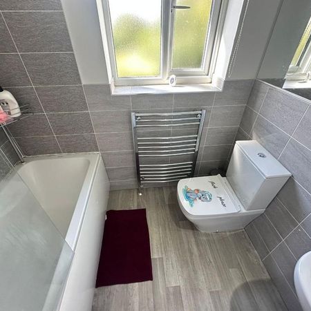 1 bedroom in a house share to rent - Photo 3