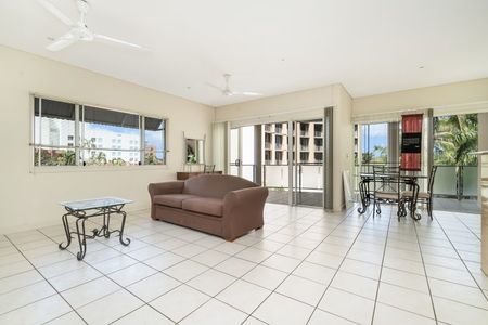 TWO BEDROOM UNIT IN CONVENIENT LOCATION - Photo 5