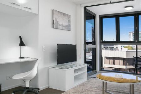 MILTON- FULLY FURNISHED 1 BEDROOM 1 BATHROOM APARTMENT WITH 1 CARPARK - JUST 2KM FROM THE CBD - Photo 2