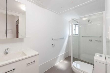 Two Spacious, Fully Furnished Rooms. Clean and well Located. Air Conditioned. - Photo 5