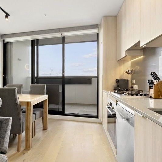 Modern, Spacious & Light Filled Apartment! - Photo 1