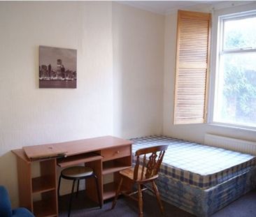 A double room in a 4 bed HOUSE IN WAIVERTREE L15 - Photo 2