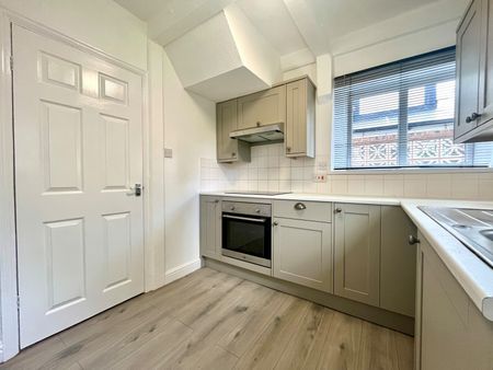 3-Bedroom Semi-Detached House - Photo 5