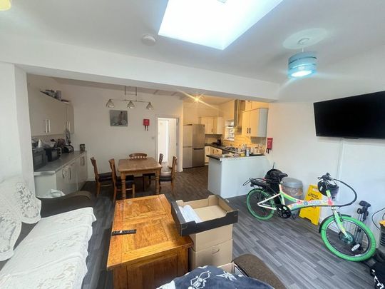 1 bedroom in a house share to rent - Photo 1