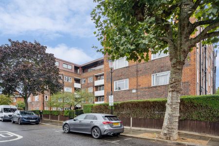 3 bedroom flat in Brewster Gardens - Photo 5