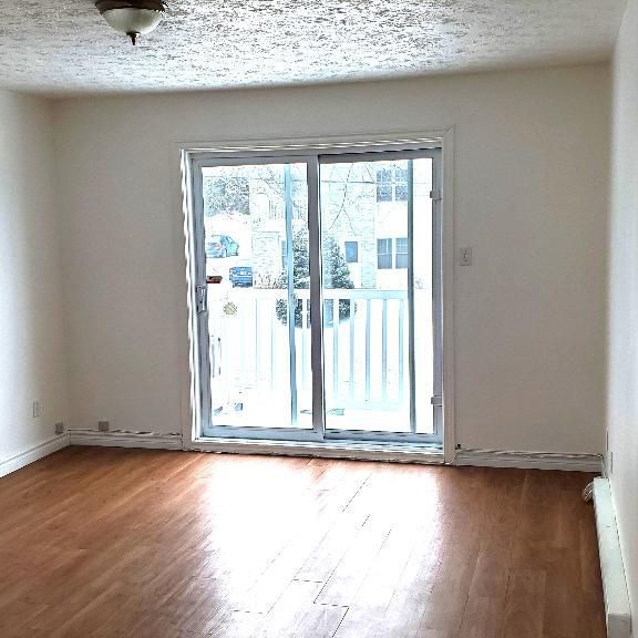 BEAU 5 1/2 À LOUER POUR LE 1er AVRIL 2026 - Photo 1