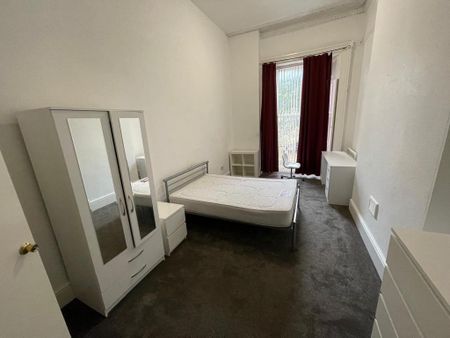 3 bedroom flat to rent - Photo 2