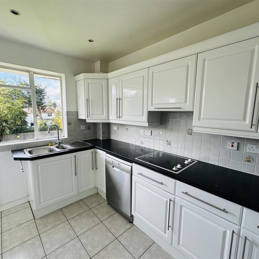 2 bed flat to rent in Stonegrove, Edgware, HA8 - Photo 1