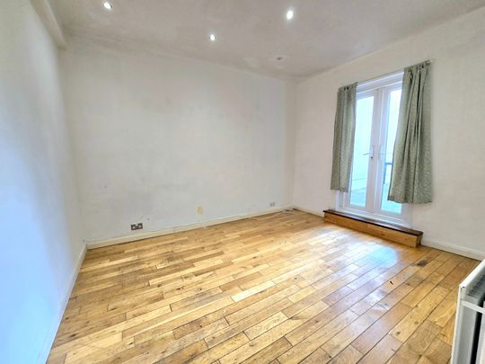 Spacious 4-Bed Terrace with Garden 3 Mins to Hendon Thameslink - Photo 1