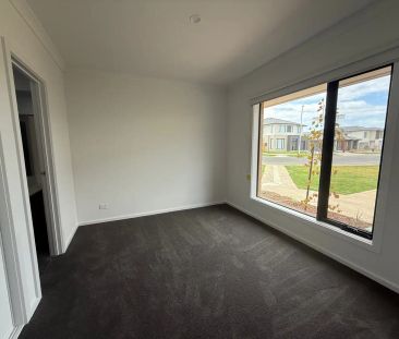 “Stunning 4 Bedroom Family Home in Point Cook” - Photo 3