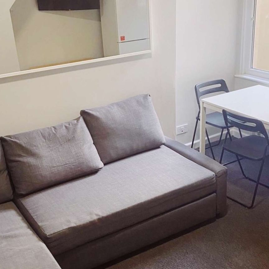 6 bed, 2 bath Student House available for Academic Year 24/25! Room 4 - Photo 1