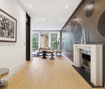Recently renovated two-bedroom apartment in Knightsbridge - Photo 3