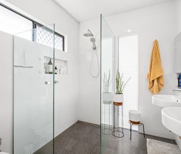 Luxurious 5-Bed Modern Residence: Perfect Blend of Style and Comfort - Photo 6