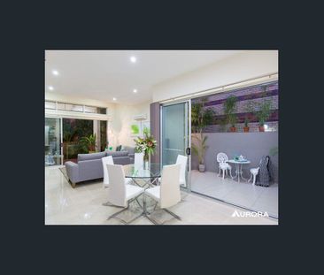 Luxurious Two-Level Townhouse in Morningside’s Premier Precinct - Photo 2