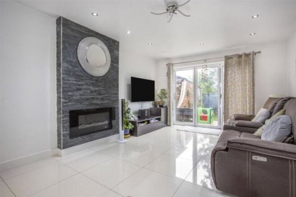 4 bedroom Detached house to rent - Photo 1