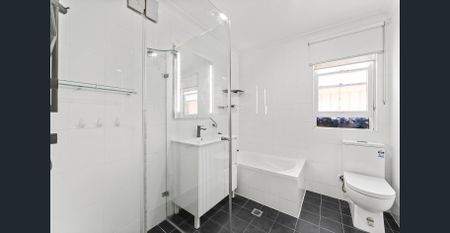 Stylish Updated Apartment Steps From The Beach - Photo 3