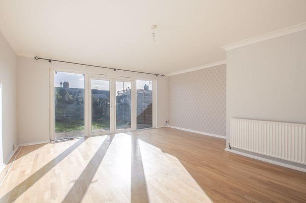 3 bedroom end of terrace house to rent - Photo 1