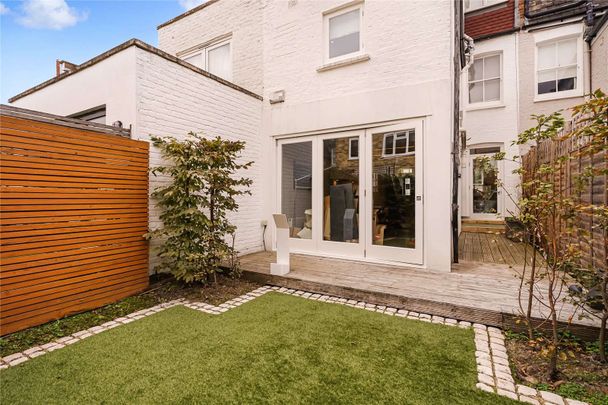 A classy four bedroom family home with excellent entertaining space. - Photo 1