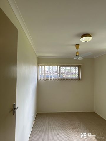 Comfortable home located within minutes of major shopping centres. - Photo 2