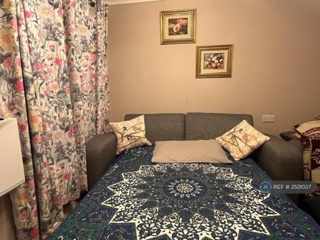 1 bedroom in a house share to rent - Photo 2